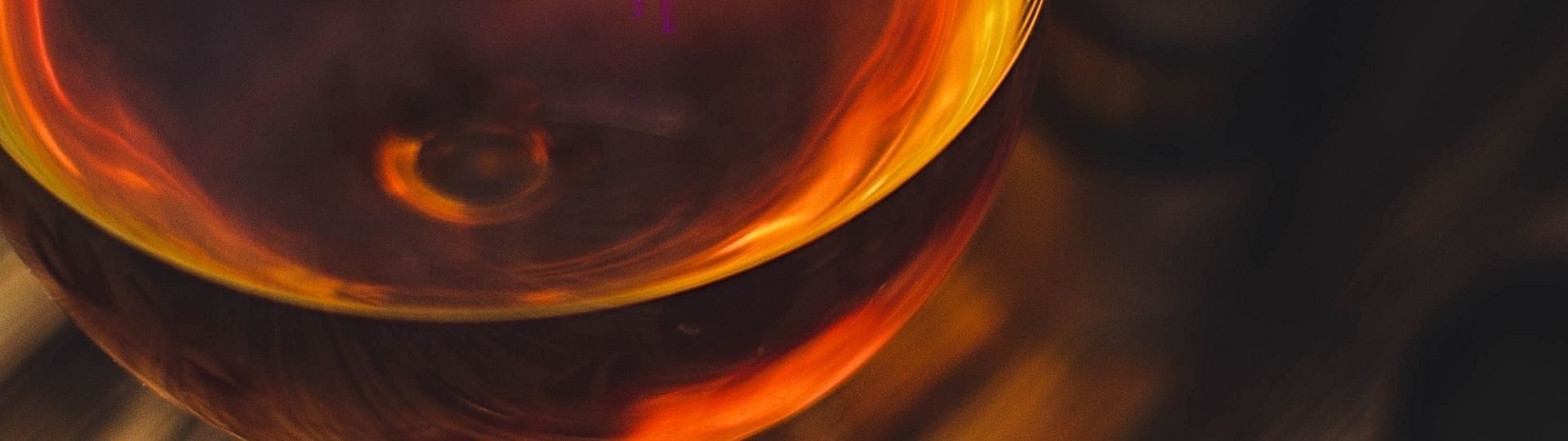 brandy in a glass | Liquori e distillati senza glutine | foto nika benedictova unsplash