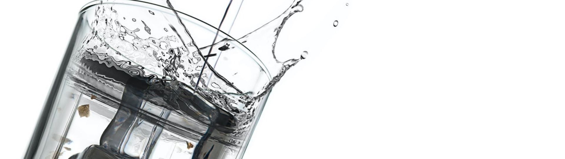 vodka in a glass | Liquori e distillati senza glutine | foto andrey ilkevich unsplash