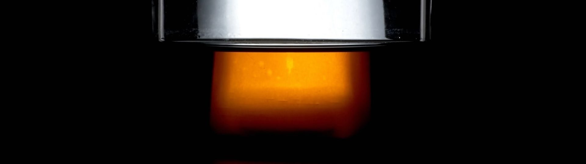 whisky in a glass | Liquori e distillati senza glutine | foto mathew schwartz unsplash