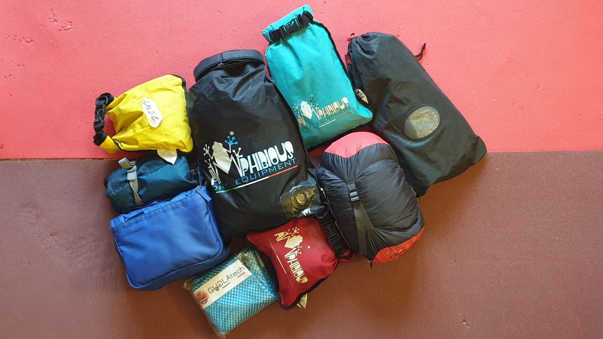 sacche impermeabili colorate per la valigia di un viaggio in moto