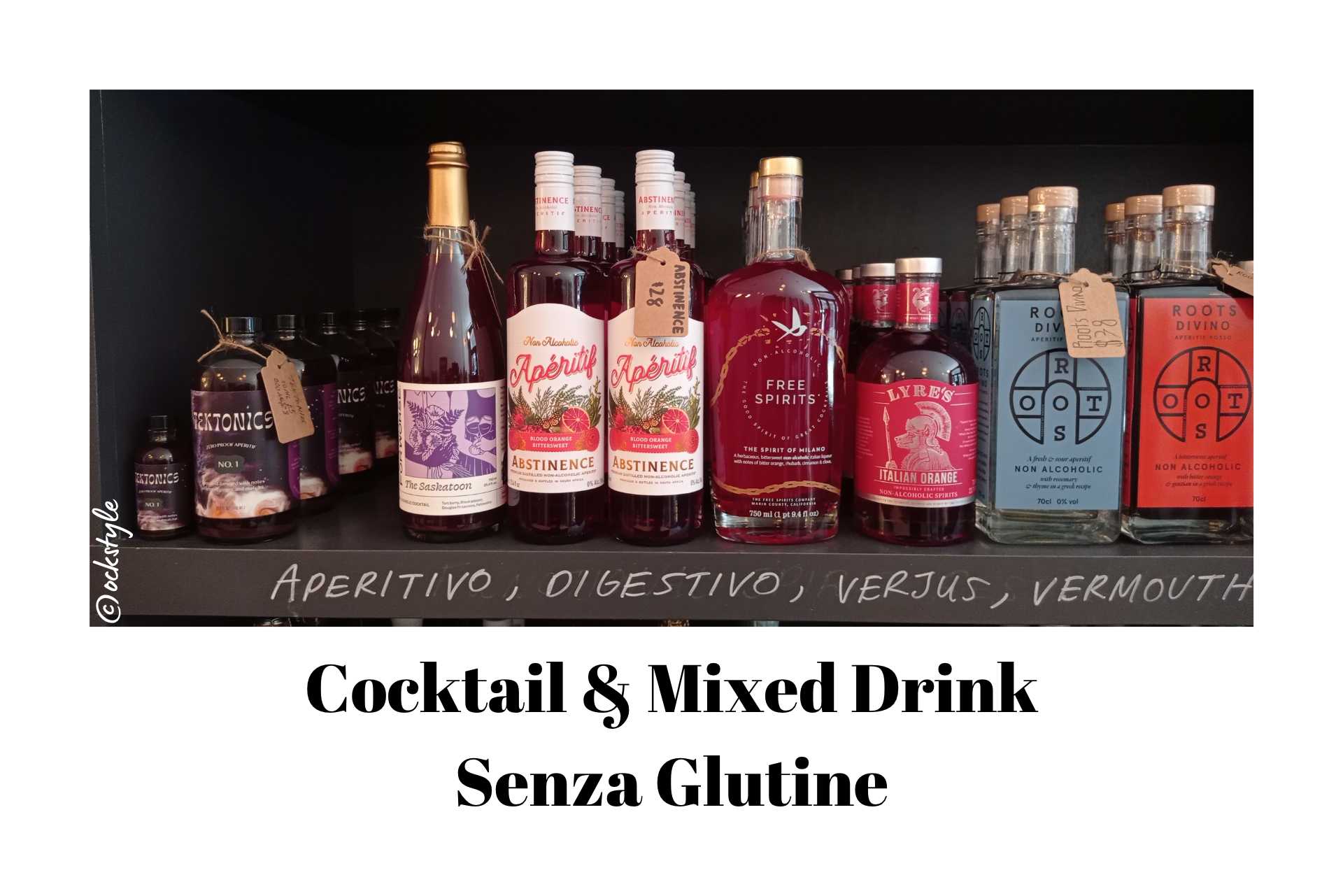 Cocktail senza glutine: cosa bere se sei celiaco | Bottiglie di liquori analcolici su scaffale | foto: ©ockstyle