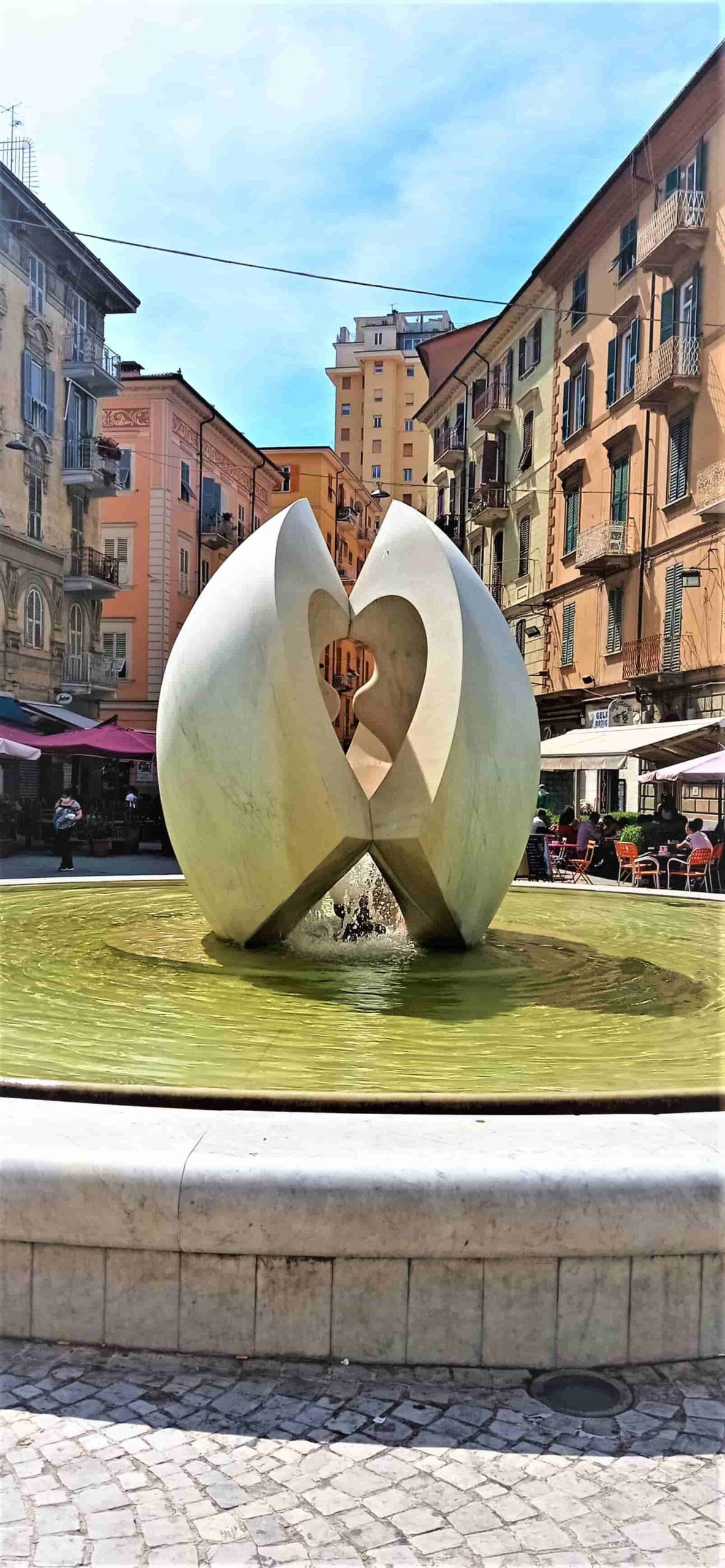 piazza garibaldi fontana dialogo la spezia